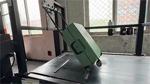 اختبار قوة تحمل عجلات حقيبة الأمتعة