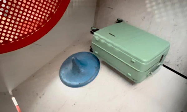 اختبار التقليب لحقيبة الأمتعة