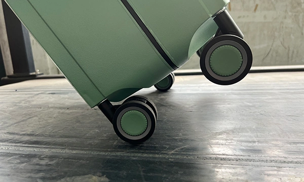 اختبار قوة تحمل عجلات حقيبة الأمتعة